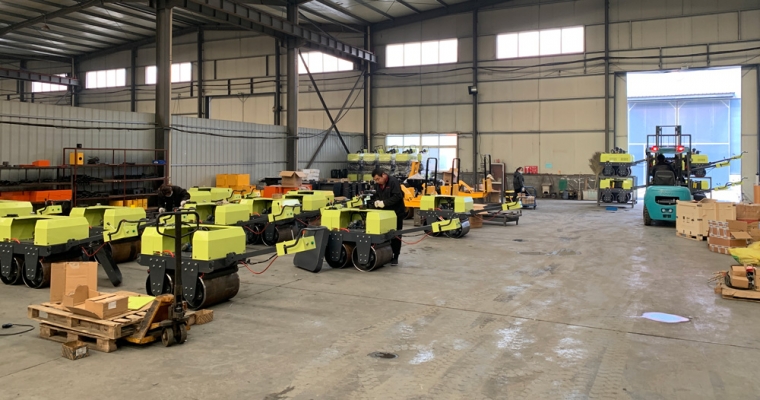 阳春三月,一批小型压路机出口外洋，去赴一场他国春暖花开!